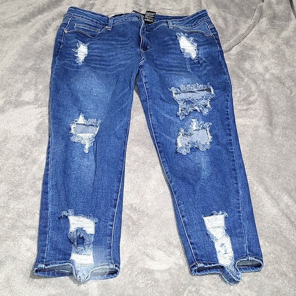 Distress Capri jeans - Picture 2 of 6